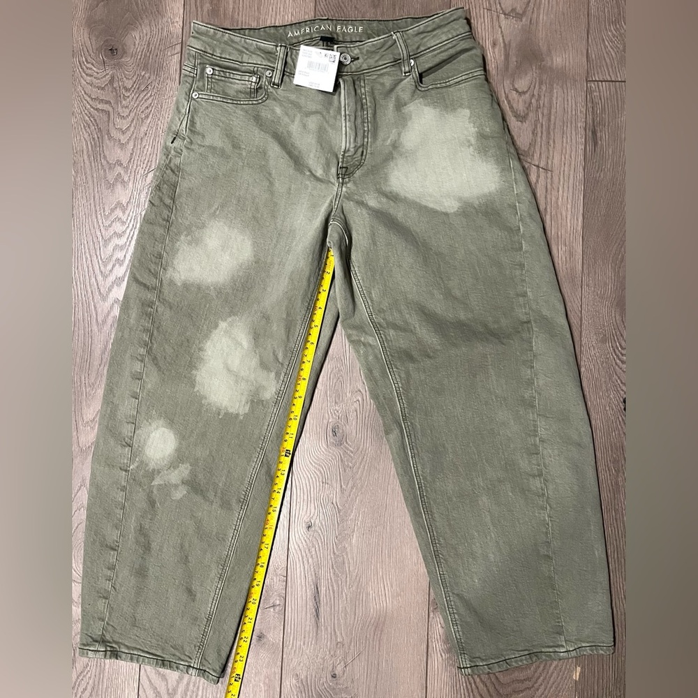 💚American Eagle Outfitters Green Relaxed Jeans size 6